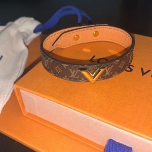 COPY - Essential V Louis Vuitton bracelet